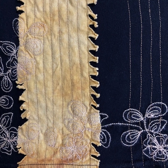 Newport News Black Tee Embroidered Floral  M‎ - Picture 4 of 9